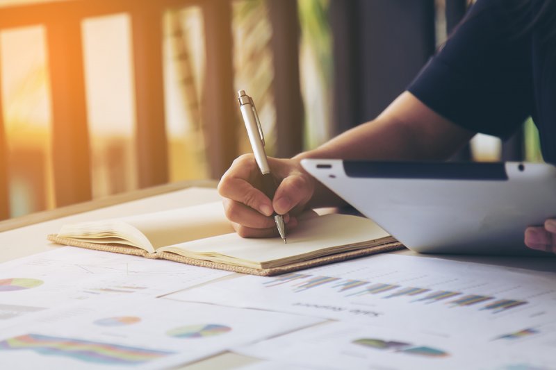 Business women signature at document Marketing de contenidos